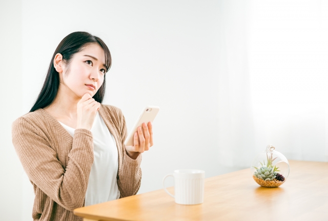 考える女性