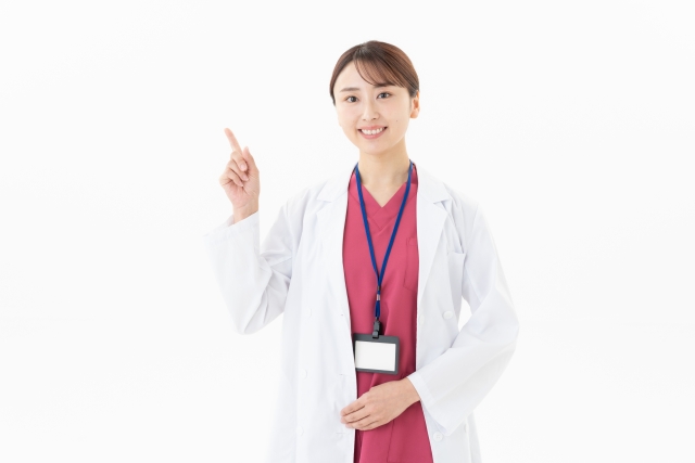 解説する医師