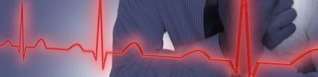 胸に手を当てる男性